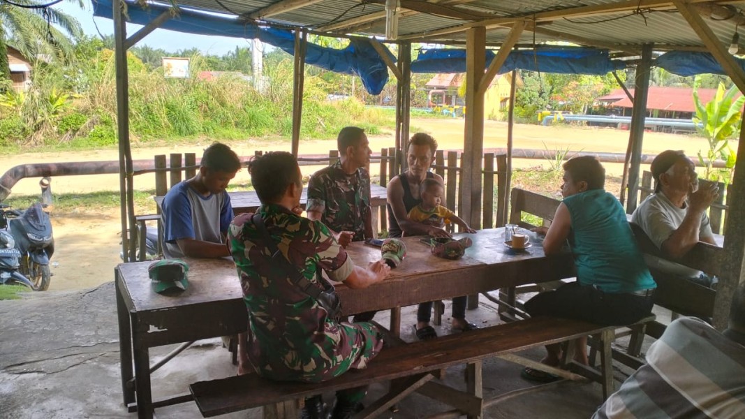 Babinsa Serda Holmes Pasaribu Laksanakan Komsos Kesehatan di Kampung Olak