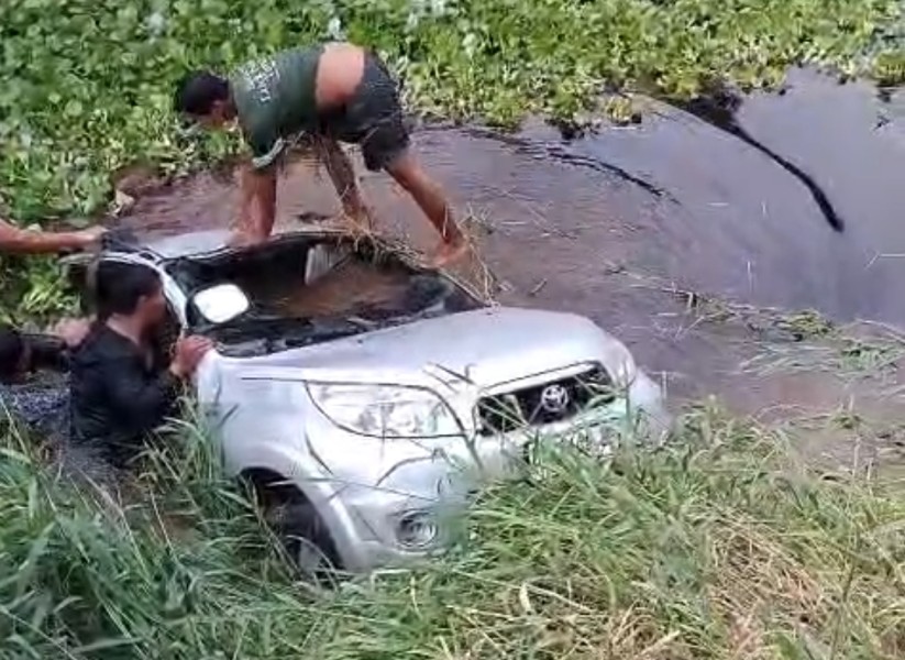 Mobil Terjun ke Kanal di KM 11 Langgam, Dua Karyawan BUMD Pelalawan Tewas di Tempat