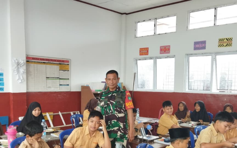 Koramil 01/Dumai Kawal Distribusi Makanan Bergizi untuk Ribuan Pelajar dan Warga