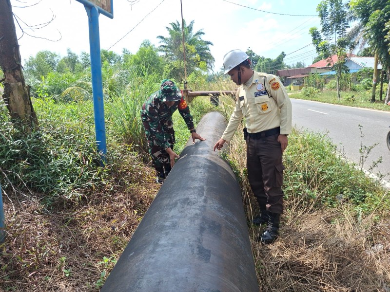 Babinsa Koramil 01/Dumai dan PHR Perkuat Pengamanan Jalur Pipa Minyak Lewat Patroli Gabungan