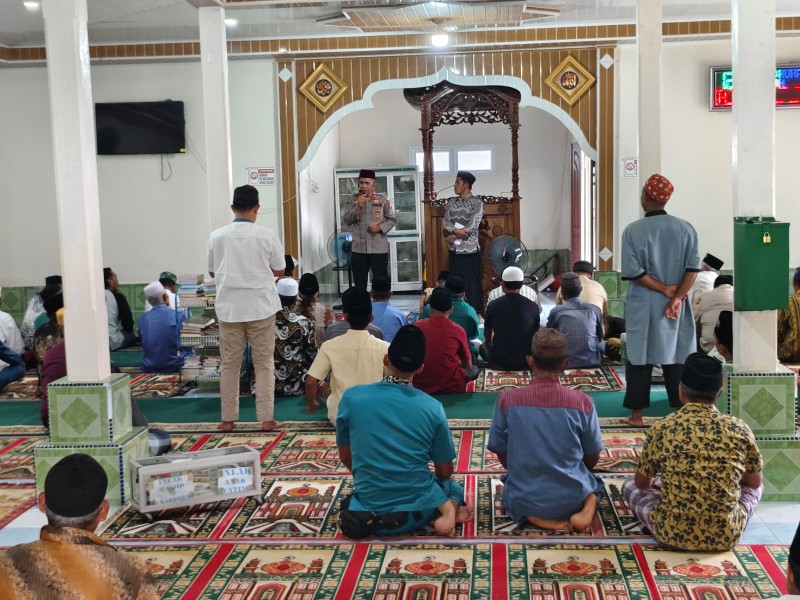 Kapolsek Siak Hulu Gelar Jumat Keliling di Buluh Cina, Sampaikan Imbauan Karhutla dan Kamtibmas