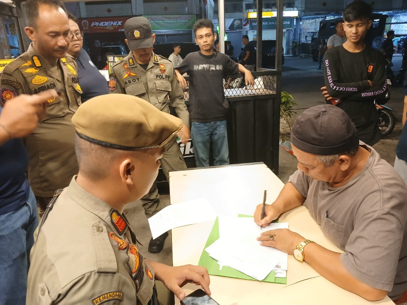 Tim Gabungan Jaring Belasan Warga Buang Sampah Sembarangan di Jalan Soebrantas Pekanbaru