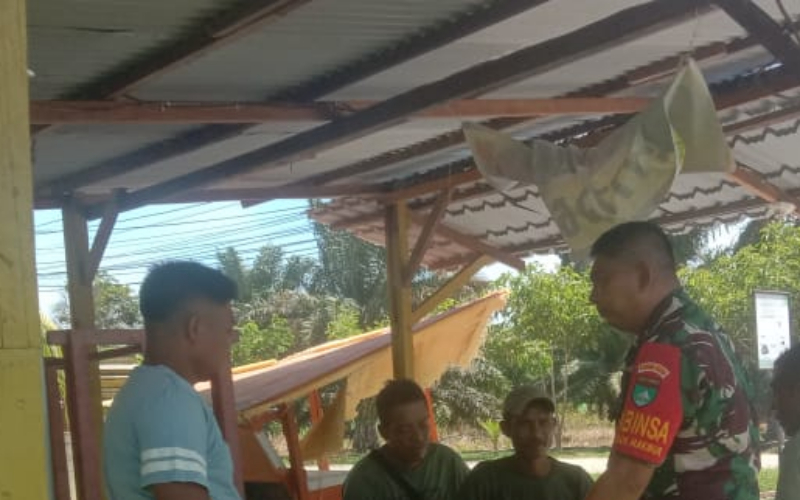 Pererat Silaturahmi, Babinsa Teluk Makmur Gelar Komsos Bersama Tokoh Agama dan Masyarakat