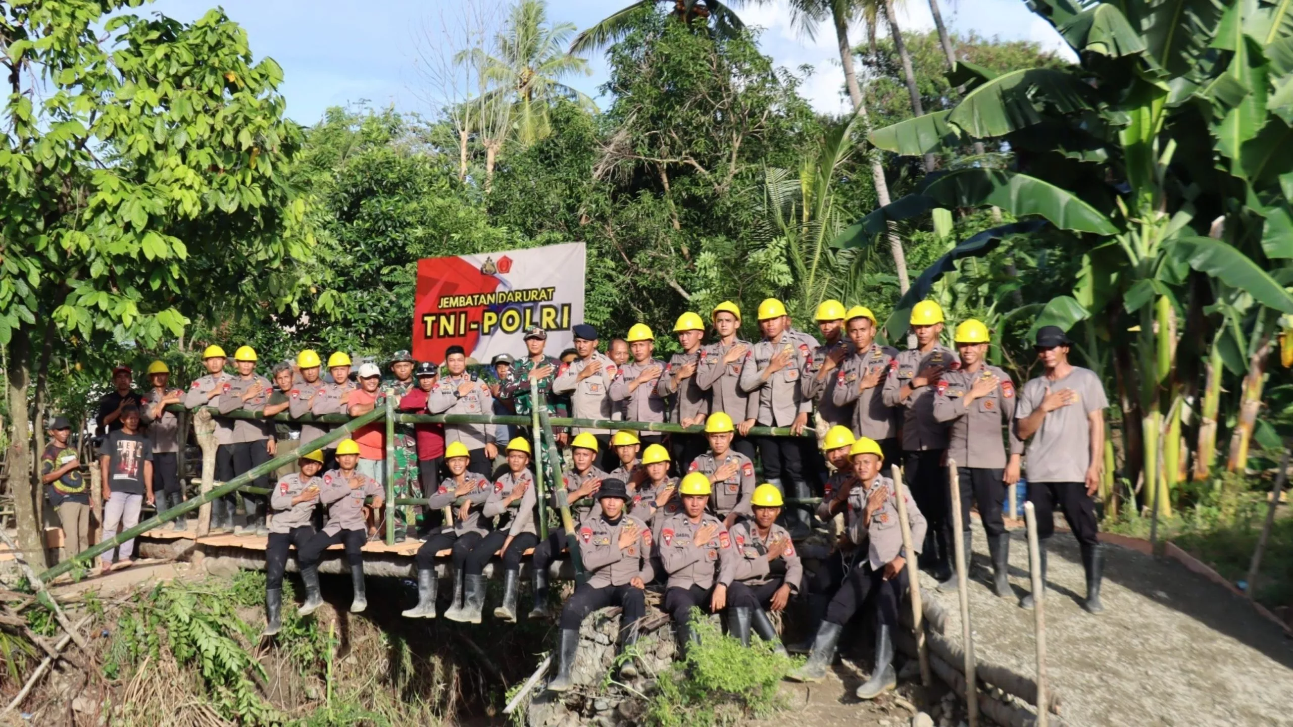 Polres Donggala Bangun Jembatan Darurat untuk Pulihkan Akses Masyarakat Pasca Banjir