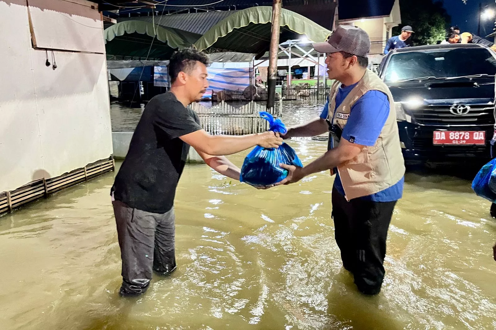 Pemkab Banjar Terus Hadir di Tengah Banjir Martapura Timur, Ratusan Paket Sembako Disalurkan Bertahap