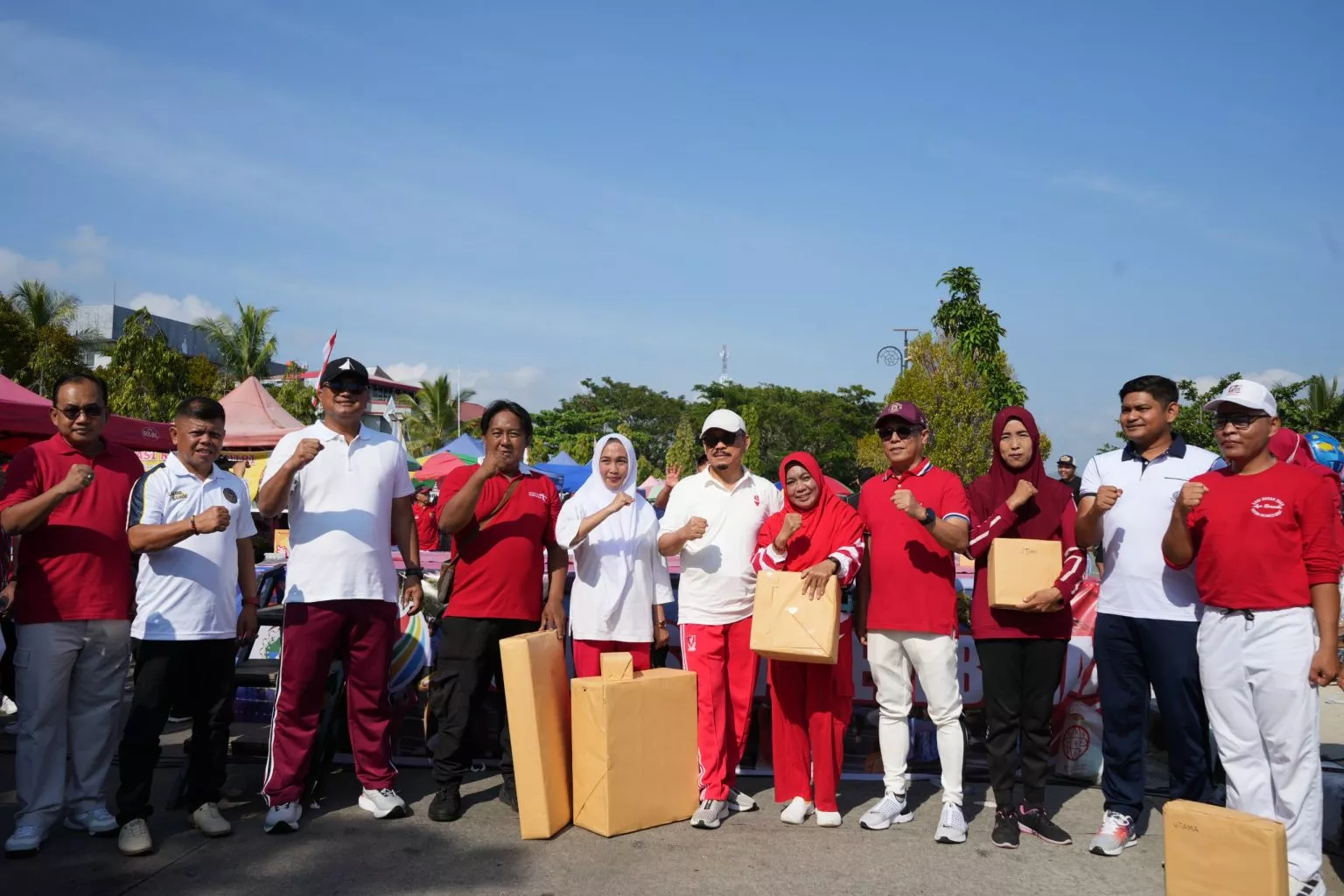 Kapolda Sulbar Adi Deriyan Jayamarta Ikut Senam Bareng Warga di CFD Mamuju, Ratusan UMKM Jajakan Produk