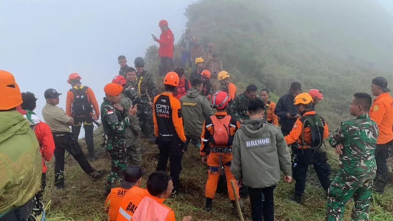 Tim SAR Temukan Serpihan Mesin Pesawat ATR 42-500 di Bulusaraung