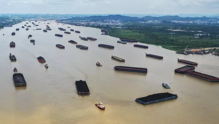 Pemprov Kaltim Incar PAD Baru dari Sungai Mahakam Lewat Penataan Tambat Kapal Tugboat dan Tongkang
