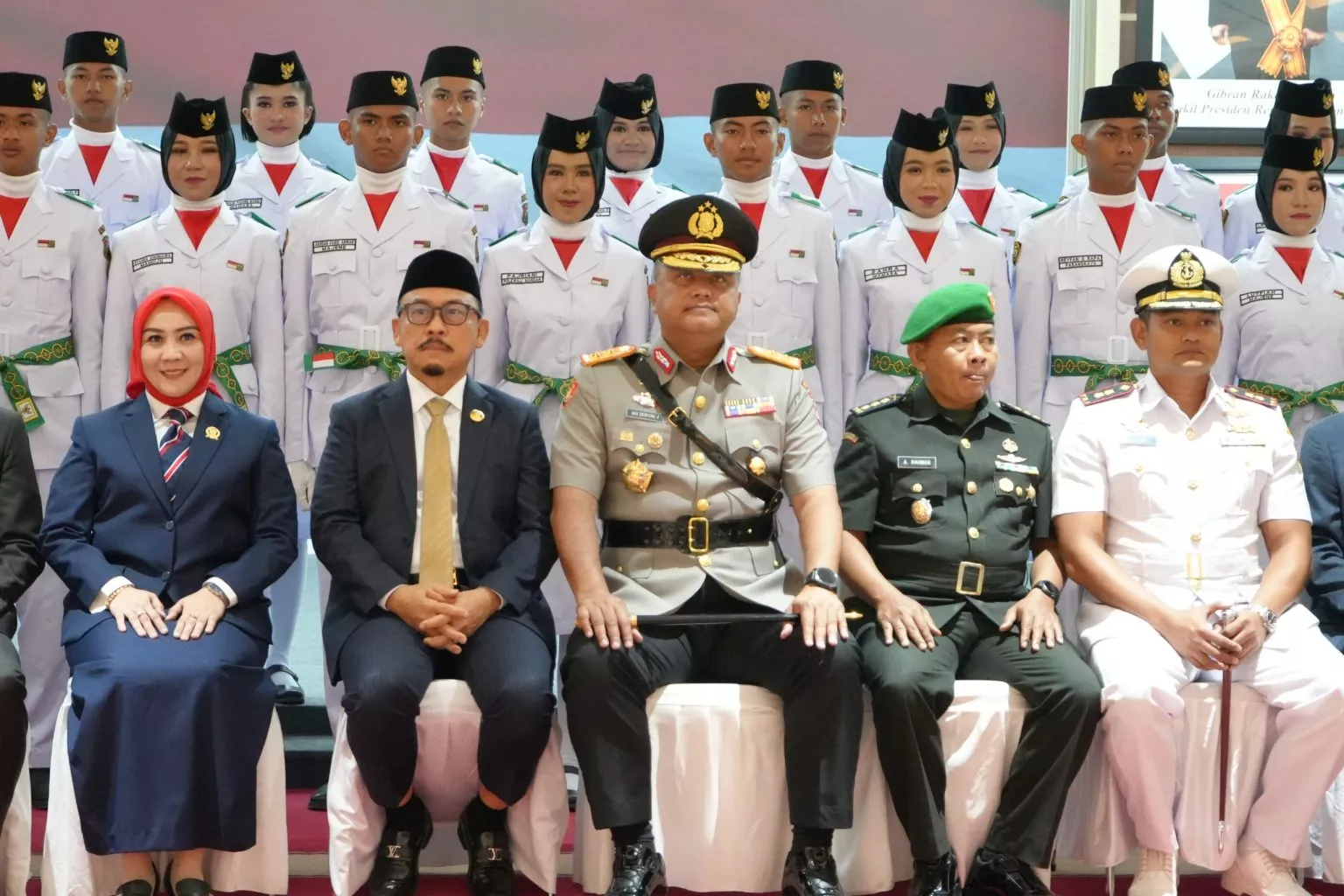 Kapolda Sulbar Suntik Semangat Paskibraka di Mamuju Jelang Pengibaran Bendera HUT ke-81 RI