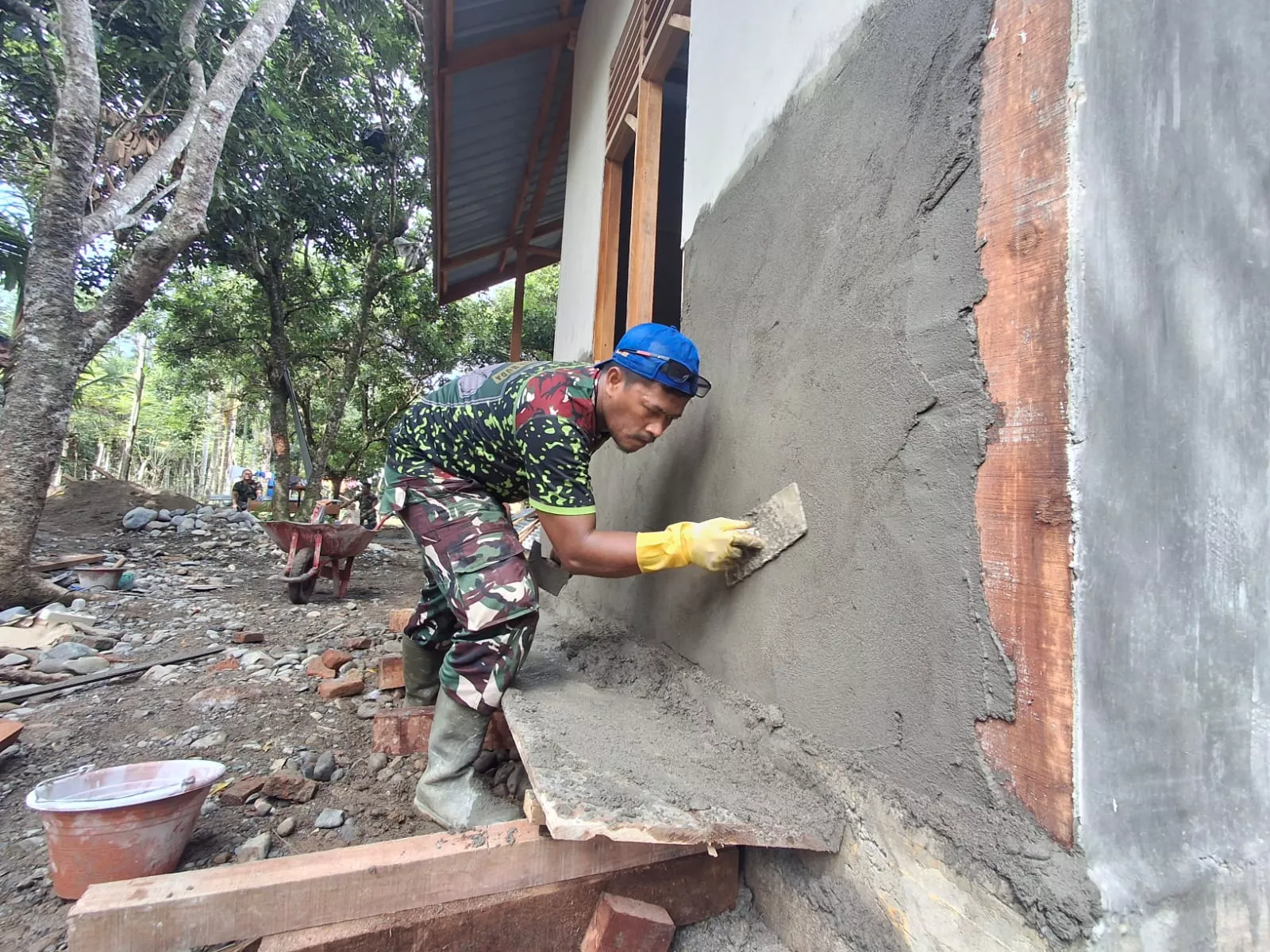 Bangga Menjadi Bagian Satgas TMMD, Sertu Ramadhan Curahkan Pengabdian Membangun Rumah Layak Huni untuk Warga
