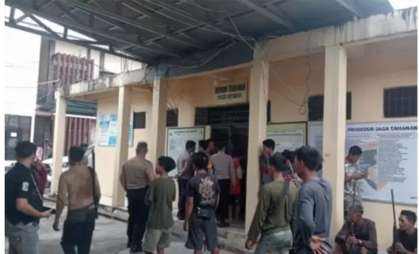 Puluhan SAD Datangi Polres Merangin, Bawa Sajam dan Senpi Rakitan Usai Dua Pekerja PETI Diamankan