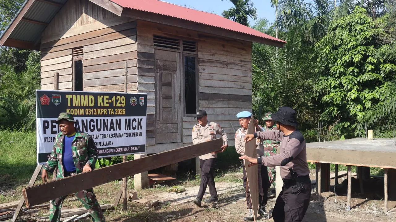 Wujudkan Lingkungan Sehat, Sinergi Tni/Polri di TMMD Ke 129 Pacu Pembangunan MCK di Desa Pangkalan Terap