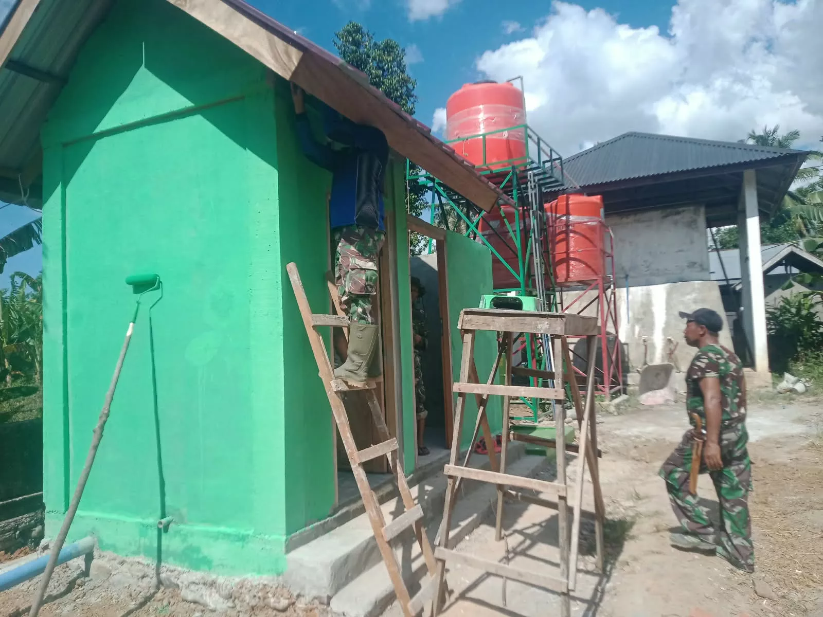 Kebut Progres Jelang Penutupan, Satgas TMMD ke-129 Kodim 0102/Pidie Tuntaskan Pembangunan MCK TPU  Lhok Panah