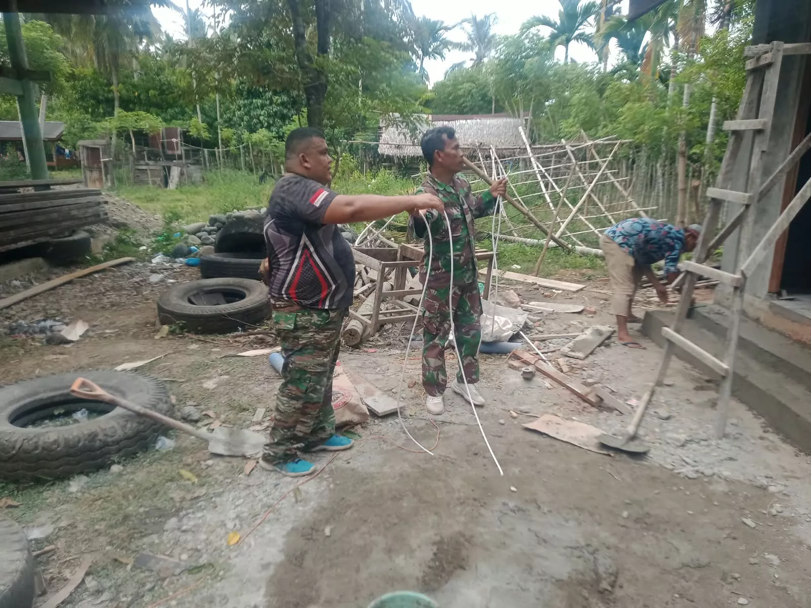 Tim Teknisi TMMD ke-129 Kodim 0102/Pidie Rampungkan Instalasi Listrik MCK Lhok Panah