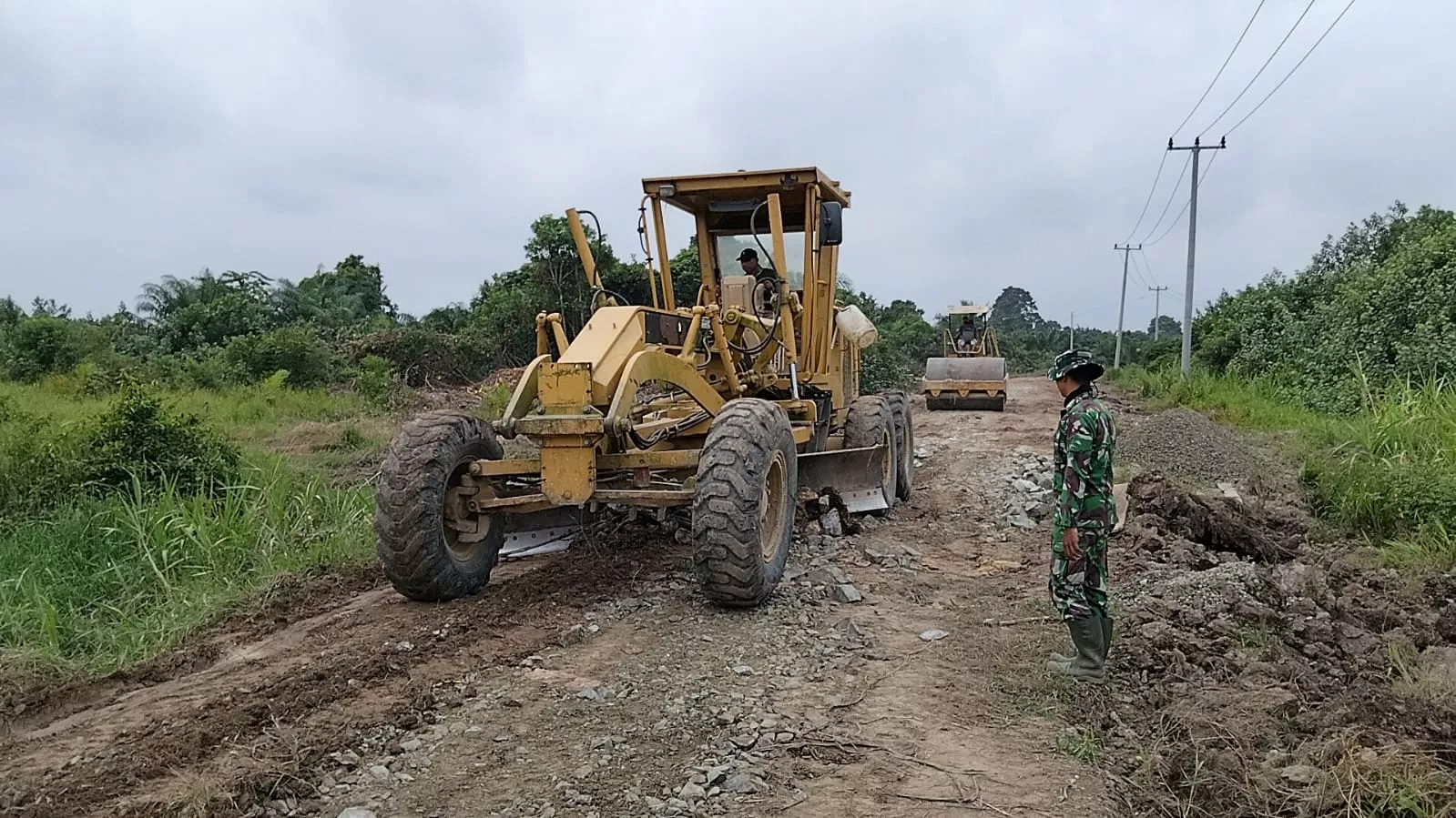 Fokus pada Kualitas Jalan Sasaran TMMD Ke-129, Satgas Kodim 0313/KPR Kerahkan 7 Unit Dump Truck Ratakan Batu Pecah