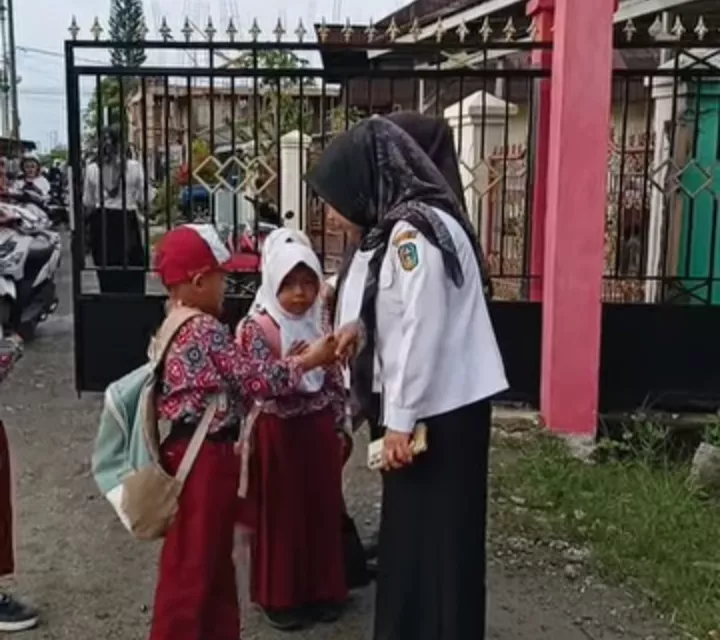 Bangun Karakter Sejak Dini, SDN 36/III Belui Sambut Siswa dengan Senyum dan Ajarkan Tata Krama Setiap Hari