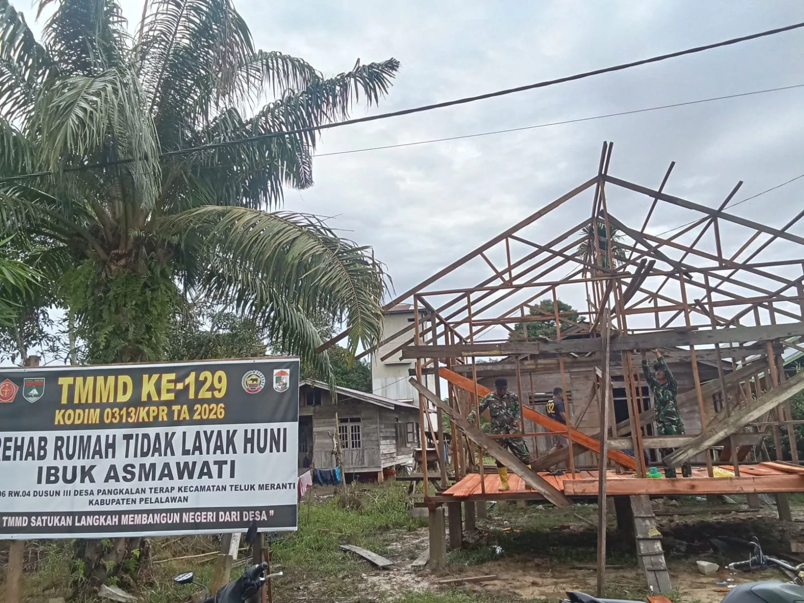 Masuki Hari Ke empat, Pembangunan Rumah Ibu Asmawati Di TMMD KE-129 Kodim 0313/KPR Tembus 25 Persen