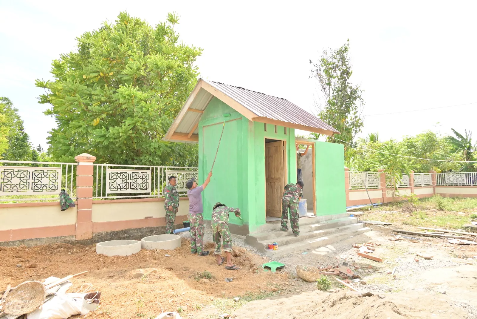 Satgas Kodim 0102/Pidie Kebut Finishing MCK dan Sumur Bor Jelang Penutupan TMMD ke-129