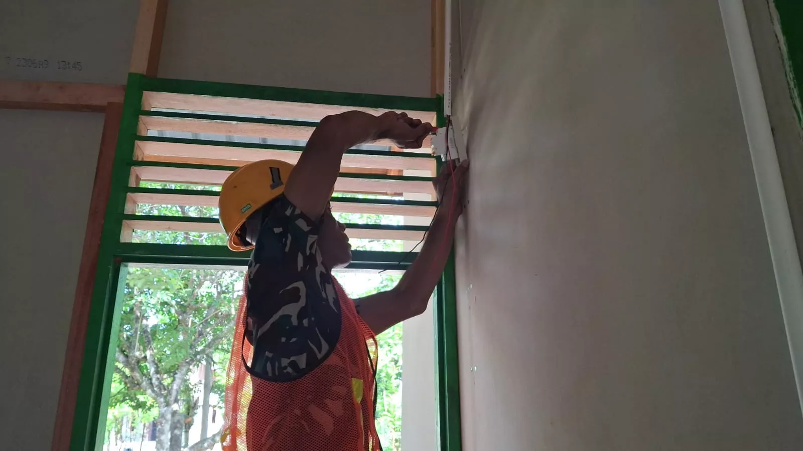 Rehab RTLH Sasaran Fisik TMMD Ke-129 Kodim 0102/Pidie Berlanjut, Instalasi Listrik Mulai Dipasang
