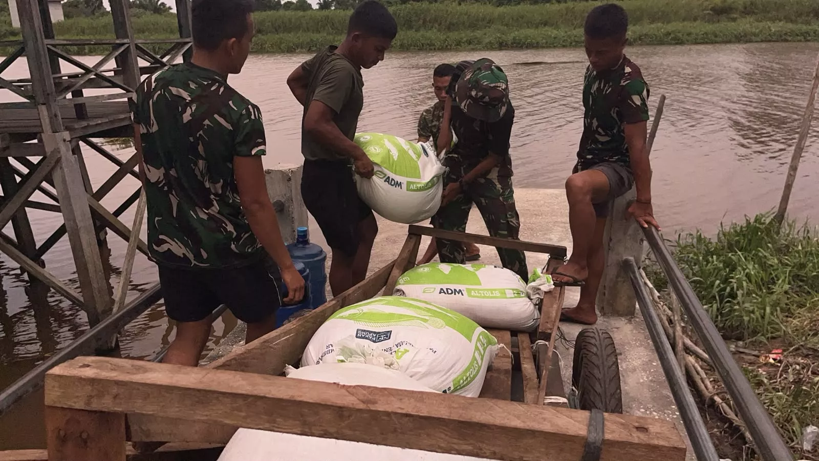 Kembali Lanjutkan pekerjaan, Satgas TMMD Ke-129 Kodim 0313/KPR Geber Pembangunan Rumah Bapak Diasan di desa Parit Baru