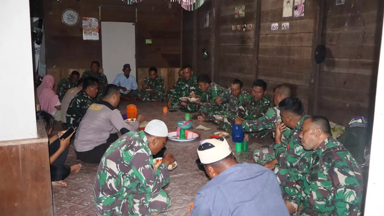 Hangatnya Kebersamaan: Satgas TMMD Ke-129 Kodim 0313/KPR Gelar Makan Bersama di Rumah Orang Tua Asuh