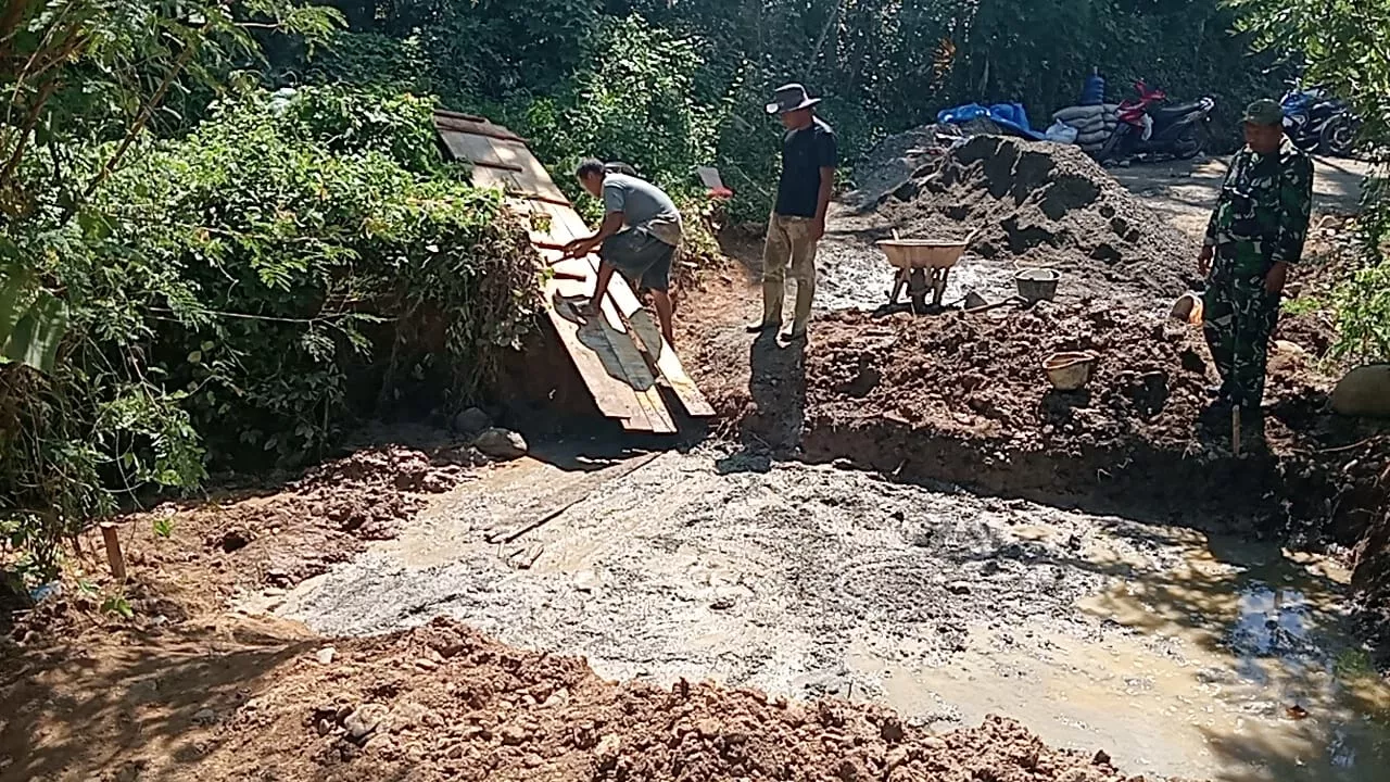 Perkuat Jalan Pertanian, Satgas TMMD ke-129 Bangun Box Culvert Bersama Warga