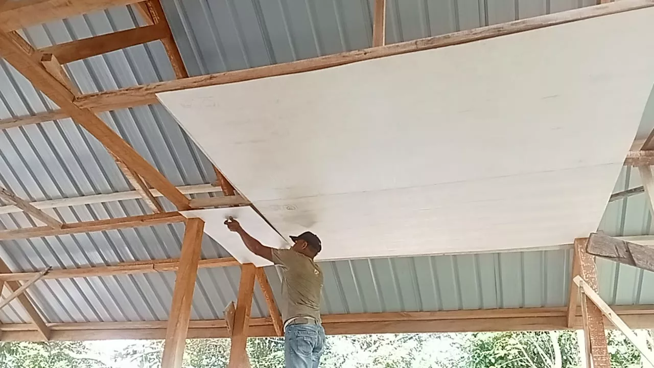Plafon Terpasang, Rehab Rumah Nyak Ubit TMMD ke-129 Capai 45 Persen