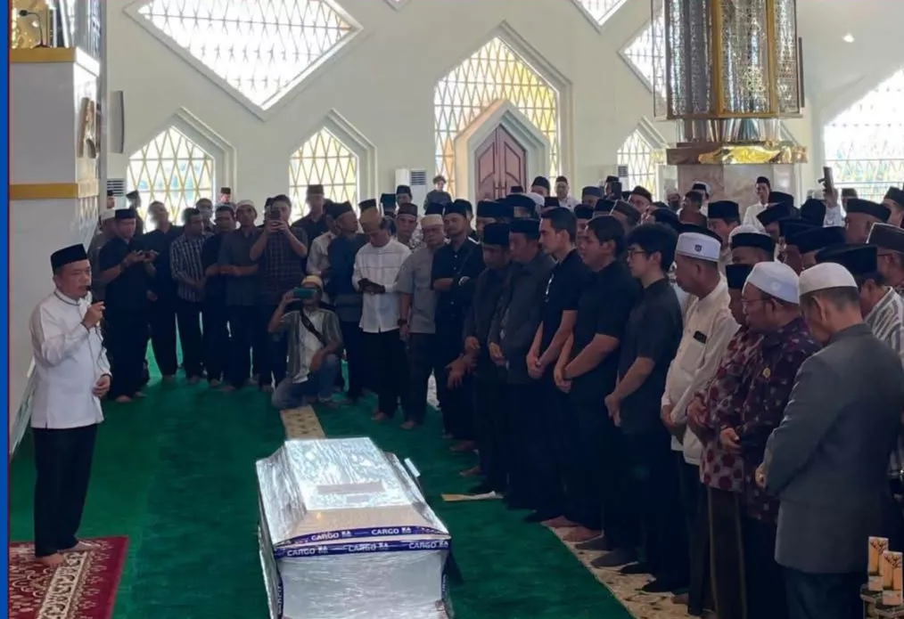 Wakili Wali Kota Alfin, Azhar Hamzah Hadiri dan Salatkan Jenazah H. A. Bakrie di Jambi