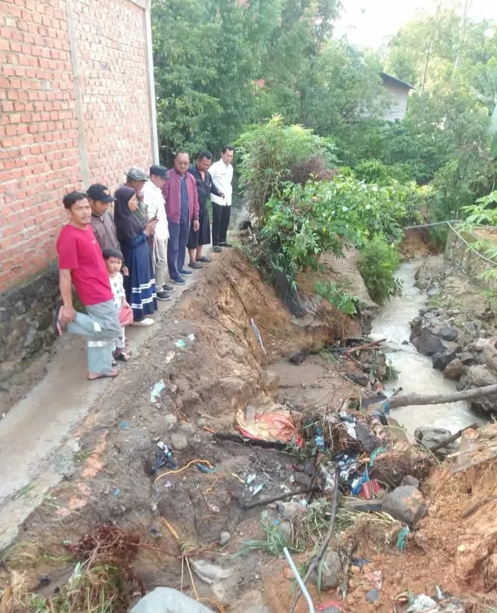 Wabup Murison Turun Langsung Tinjau Banjir dan Longsor di Pengasi, Pastikan Respons Cepat untuk Warga
