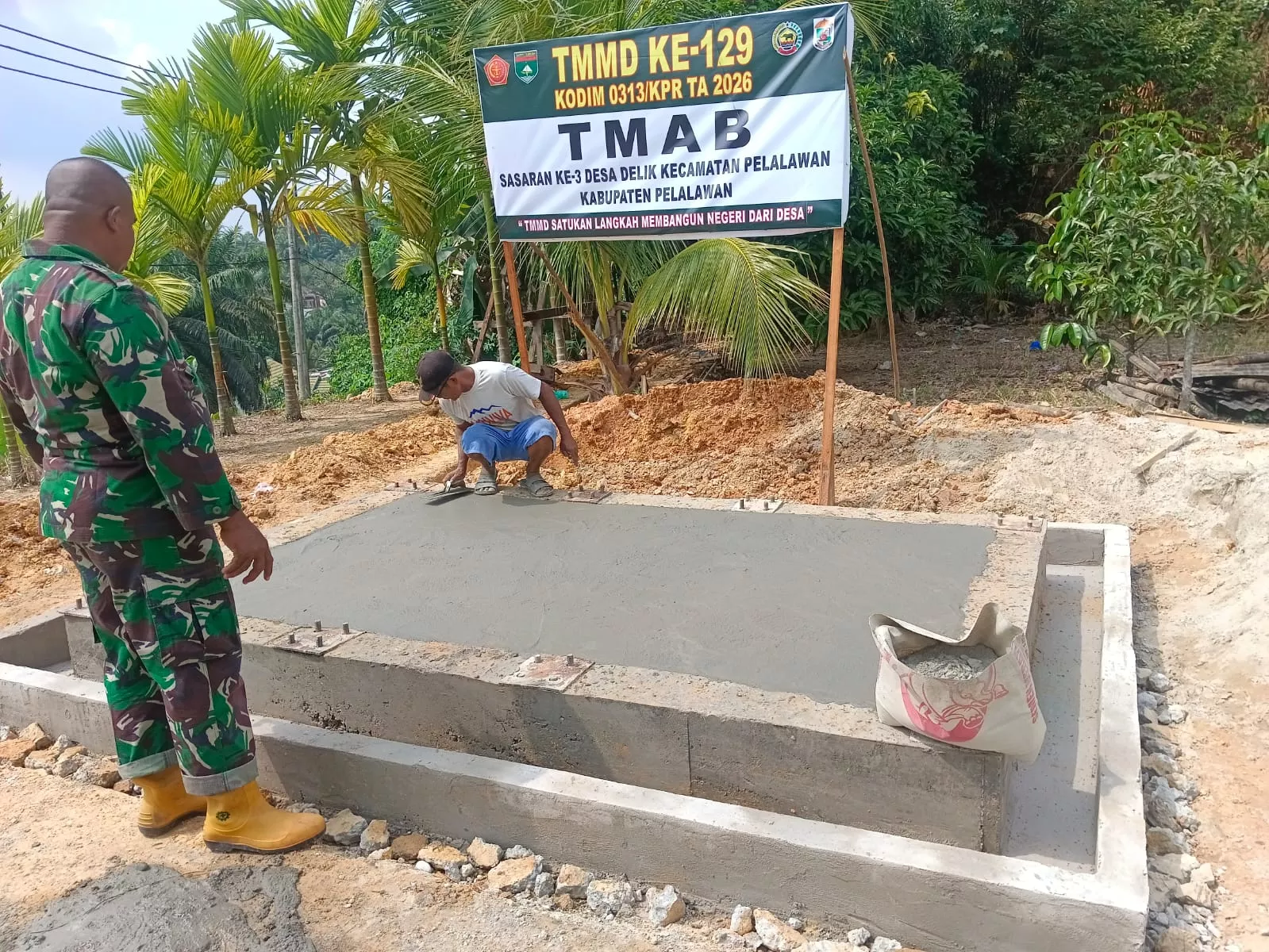 Tak Kenal Lelah Kejar Target, Satgas TMMD ke-129 Kodim 0313/KPR Lembur Malam Rehab MCK Masjid Nurul Ikhsan