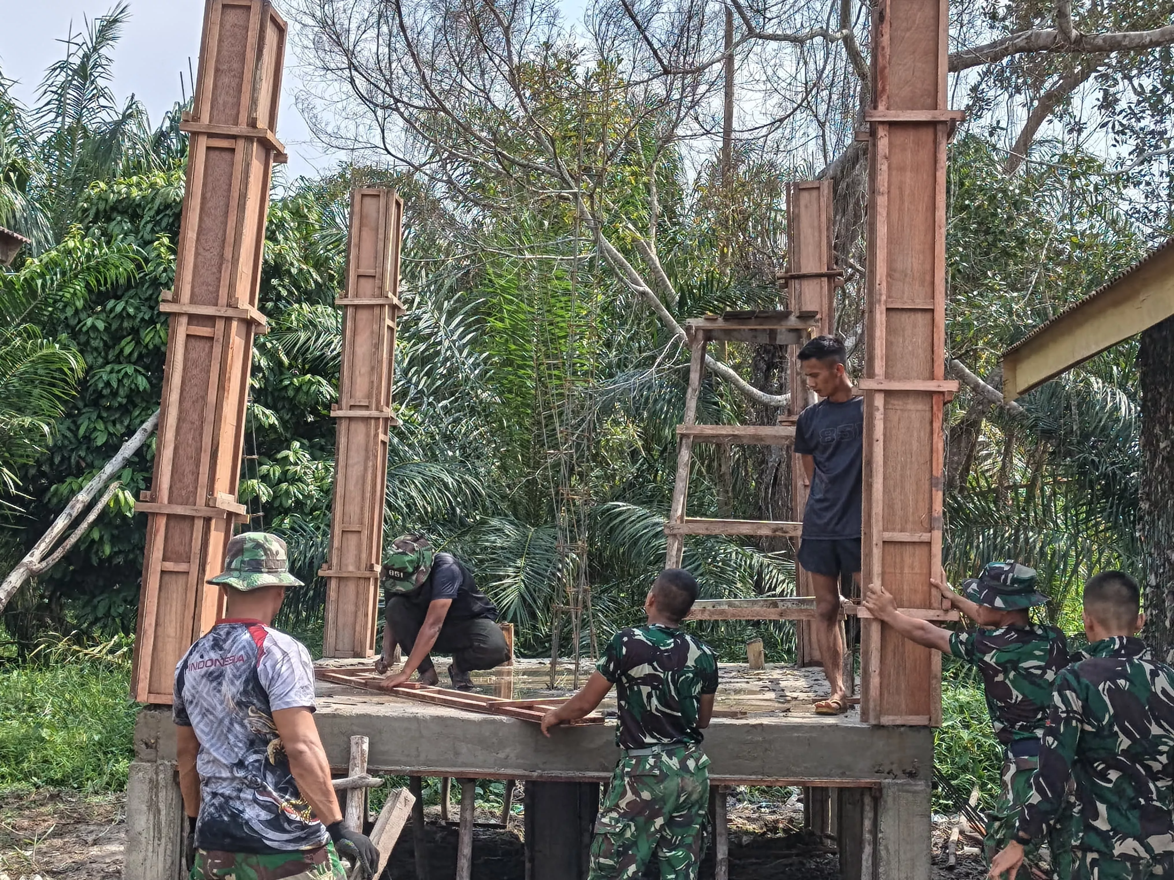 Kades Pangkalan Terap Puji Langkah Cepat Satgas TMMD Ke-129 Hadirkan Sarana MCK Modern bagi Warga