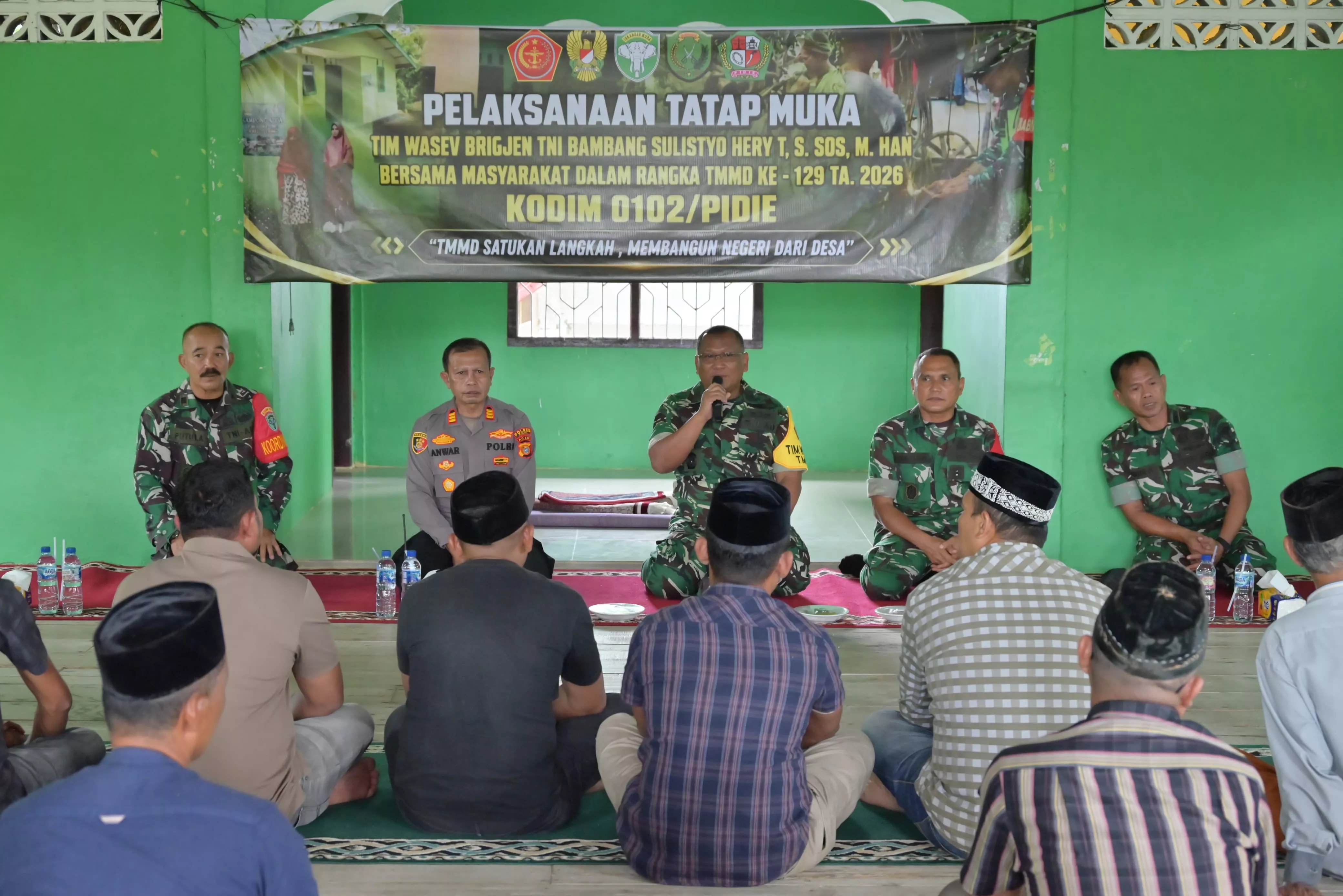 Tim Wasev TMMD Ke-129 Kodim 0102/Pidie Tatap Muka dengan Warga, Salurkan Bantuan Sembako sebagai Wujud Kepedulian TNI