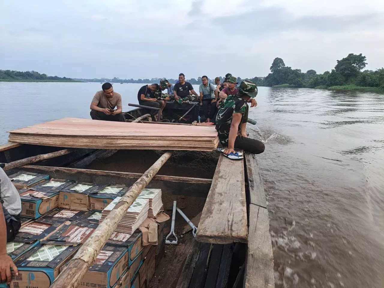 Tembus Arus Sungai Sejauh 15 Kilometer, Satgas TMMD Ke-129 Kodim 0313/KPR, Langsir Material ke Desa Pangkalan Terap