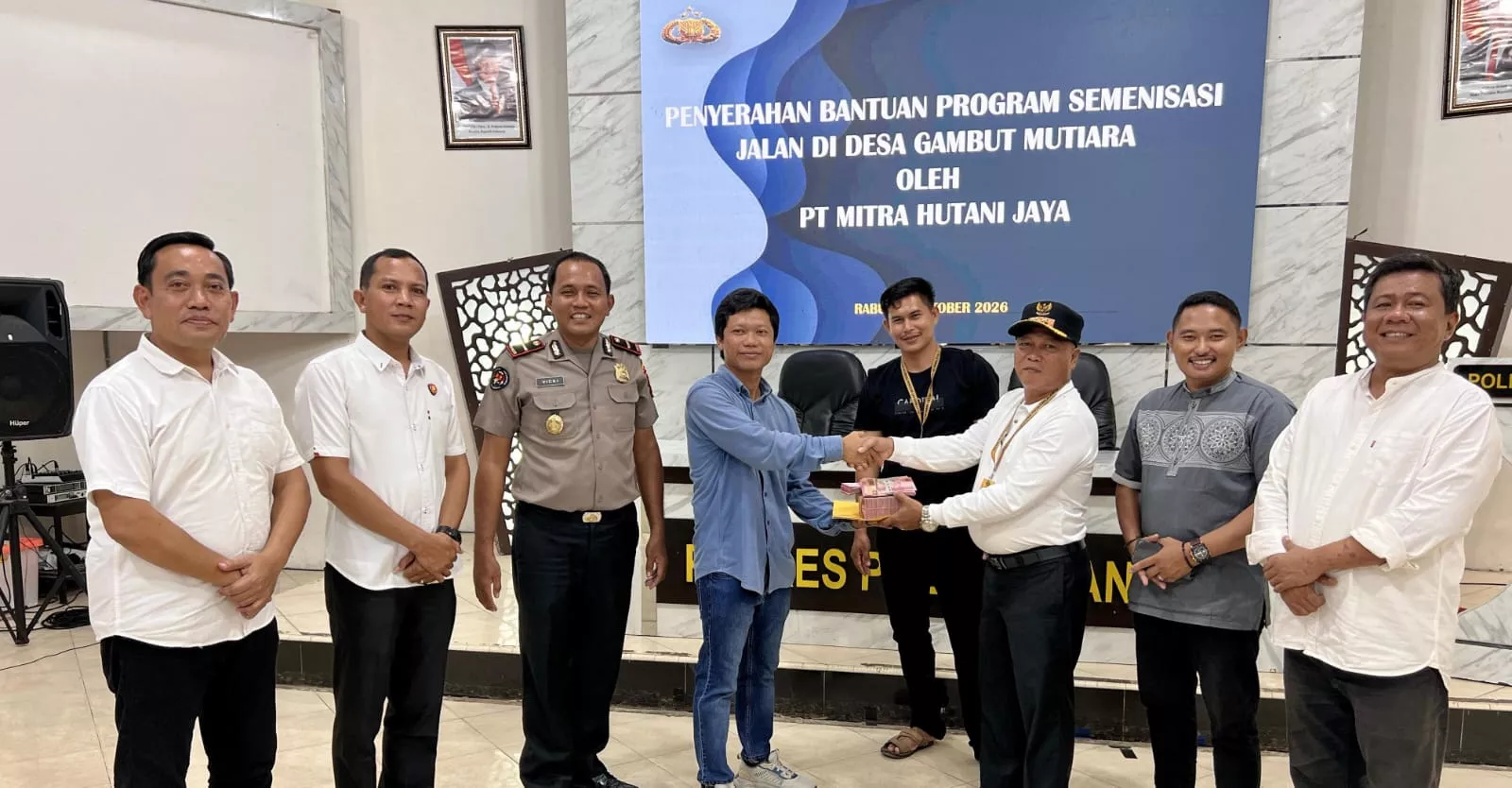 Bantuan CSR PT MHJ, Disambut Antusias Warga Desa Gambut Mutiara