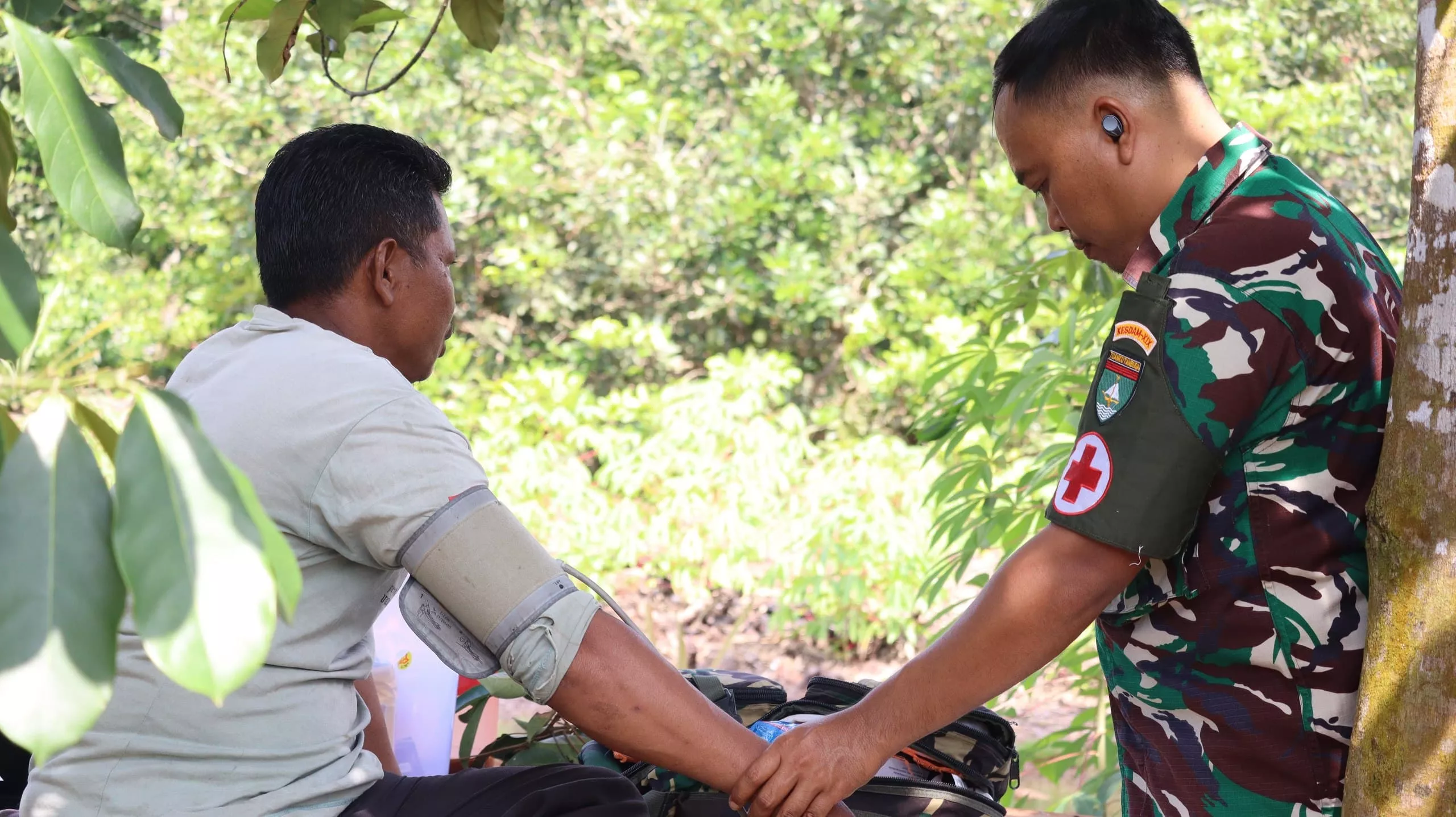 Sentuh Masyarakat Pesisir, Tim Kesehatan TMMD KE-129 Kodim 0313/KPR Lakukam Pemeriksaan Kesehatan Masyarakat