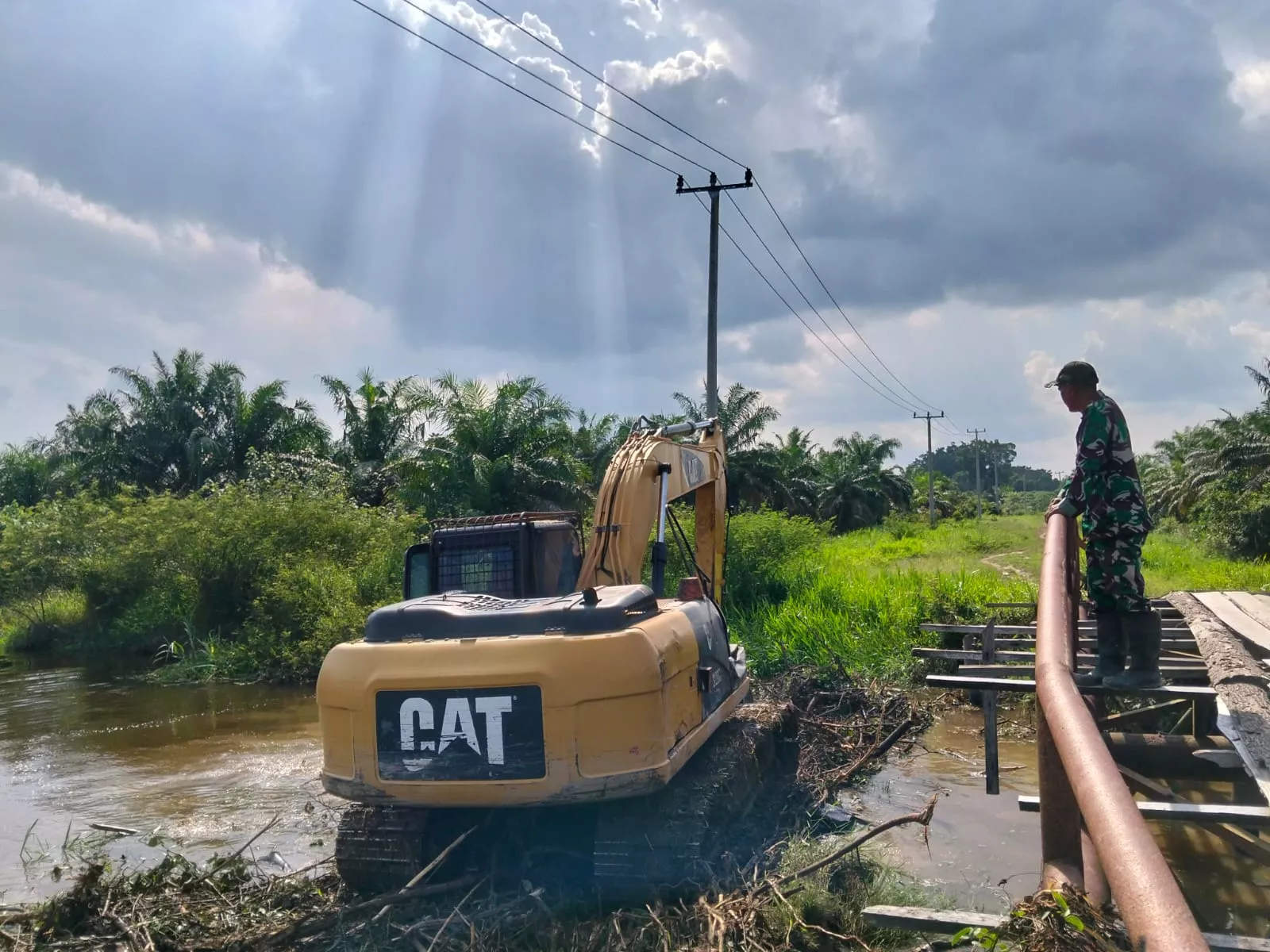 Rancang Tumpuan Gambangan, Satgas Tmmd Kodim 0313/KPR Siapkan Perlintasan Alat Berat di Jembatan T. Tahal