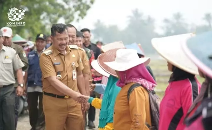 Tanam Padi Bersama Petani, Monadi-Murison Dorong Modernisasi Pertanian Kerinci