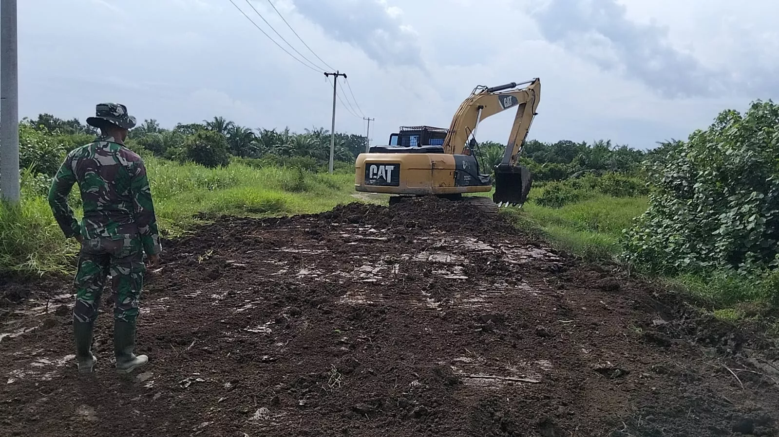 Masuk Sektor Critical, Satgas TMMD KE-129 Kodim 0313/KPR Timbun Jalan Berlubang 230 Meter di Pangkalan Terap