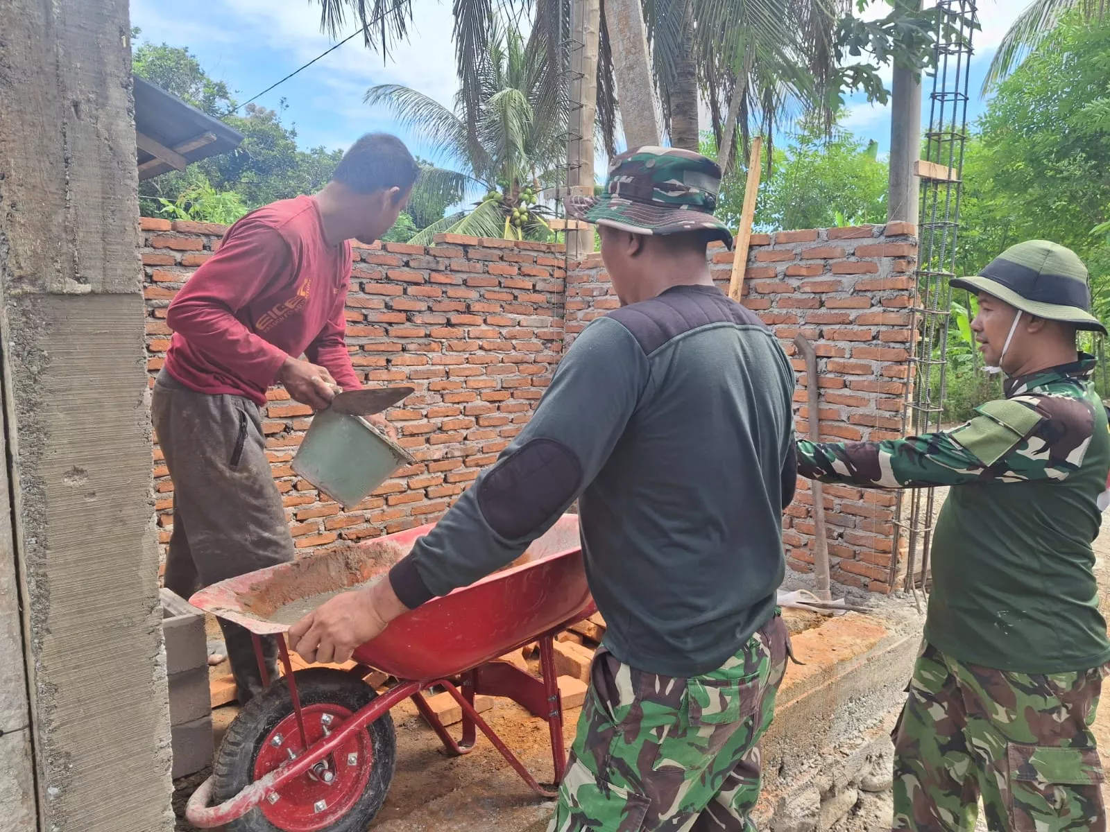 Satgas TMMD Kodim 0102/Pidie dan Warga Kebut Pembangunan MCK, Hadirkan Sanitasi Layak di Meunasah Blang Cot