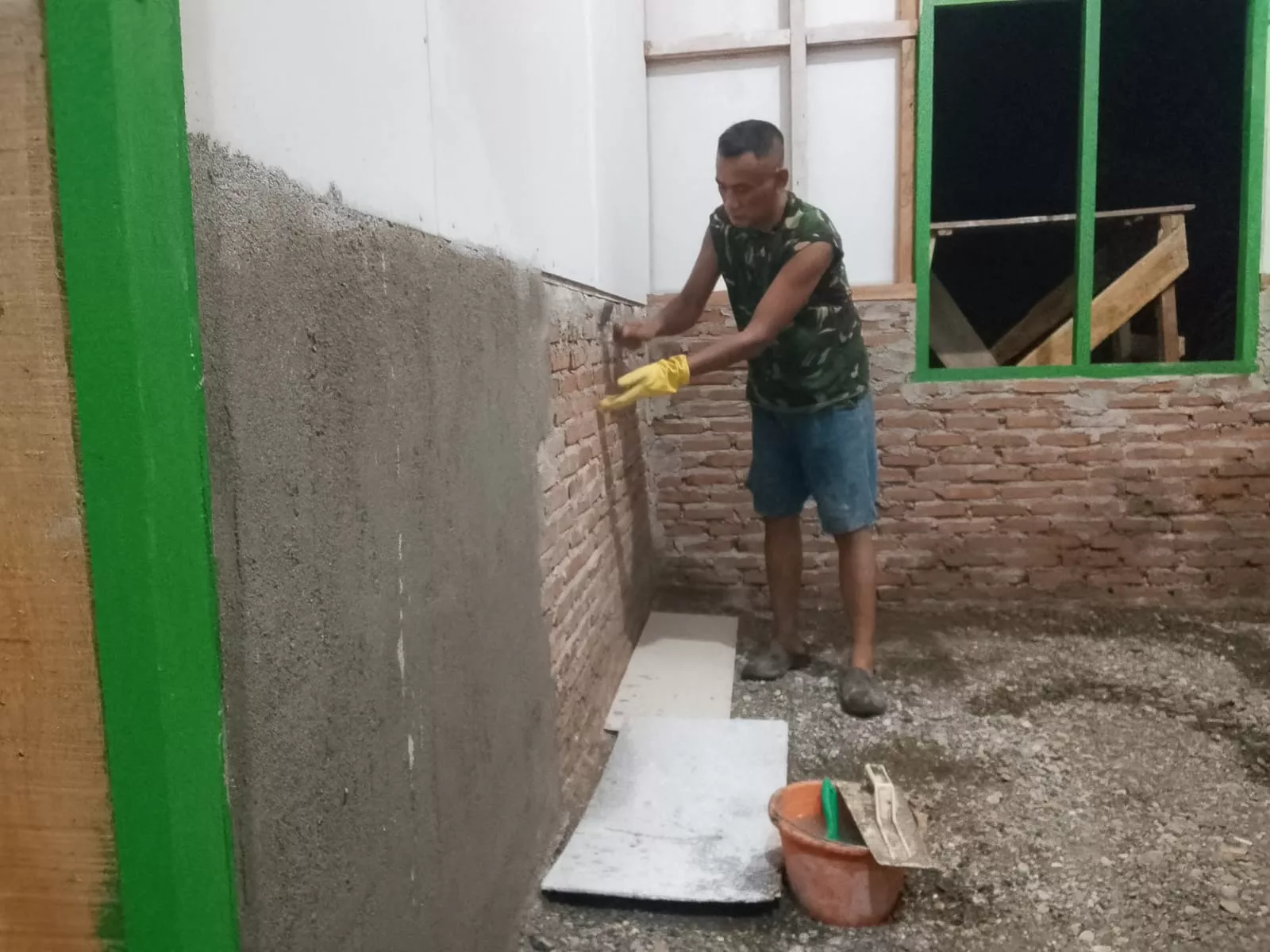 Lembur Hingga Larut Malam, Satgas TMMD Ke-129 Kebut Penyelesaian RTLH Milik Umar Amin