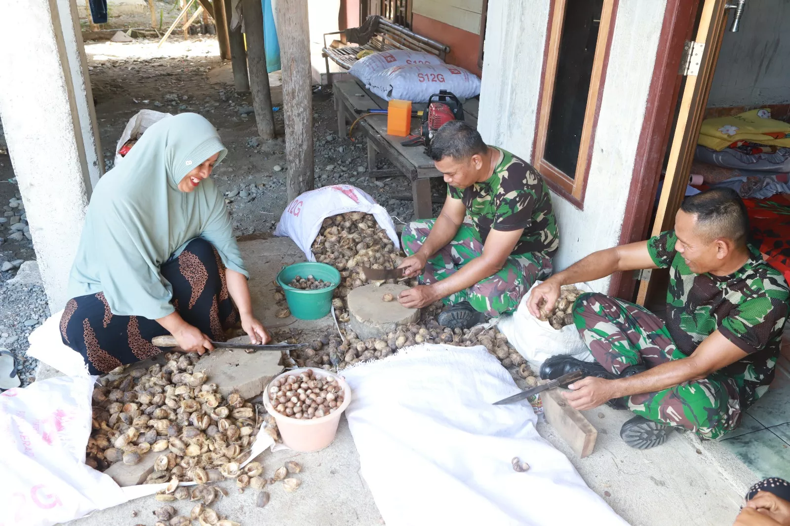 Satgas TMMD ke 129 Kodim 0102/Pidie Bantu Warga Kupas Pinang,Perkuat Kemanunggalan TNI dan Rakyat