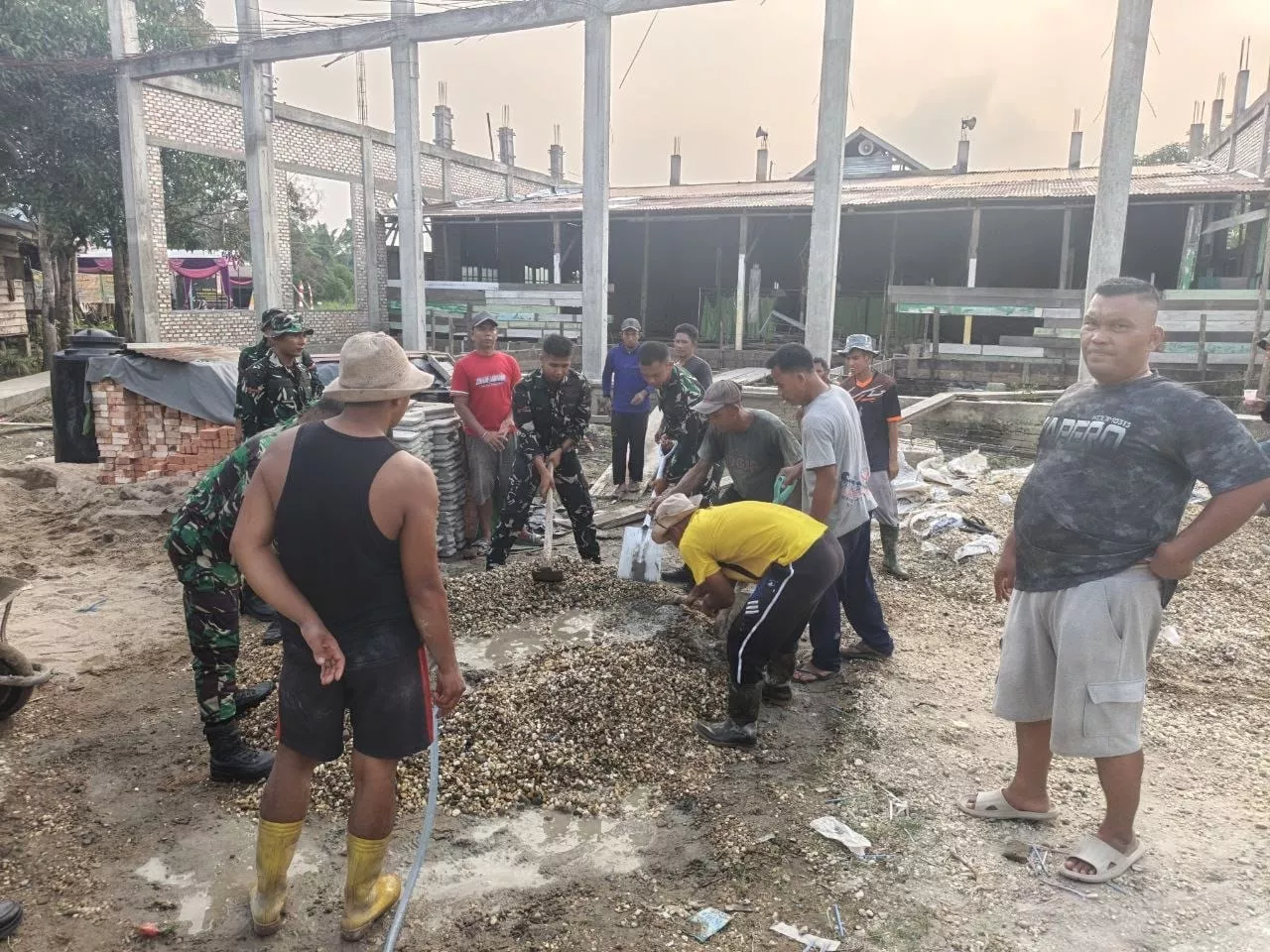 Tiga Hari Jelang Penutupan, Satgas TMMD ke-129 Kodim 0313/KPR Gotong Royong Serentak di Pangkalan Terap
