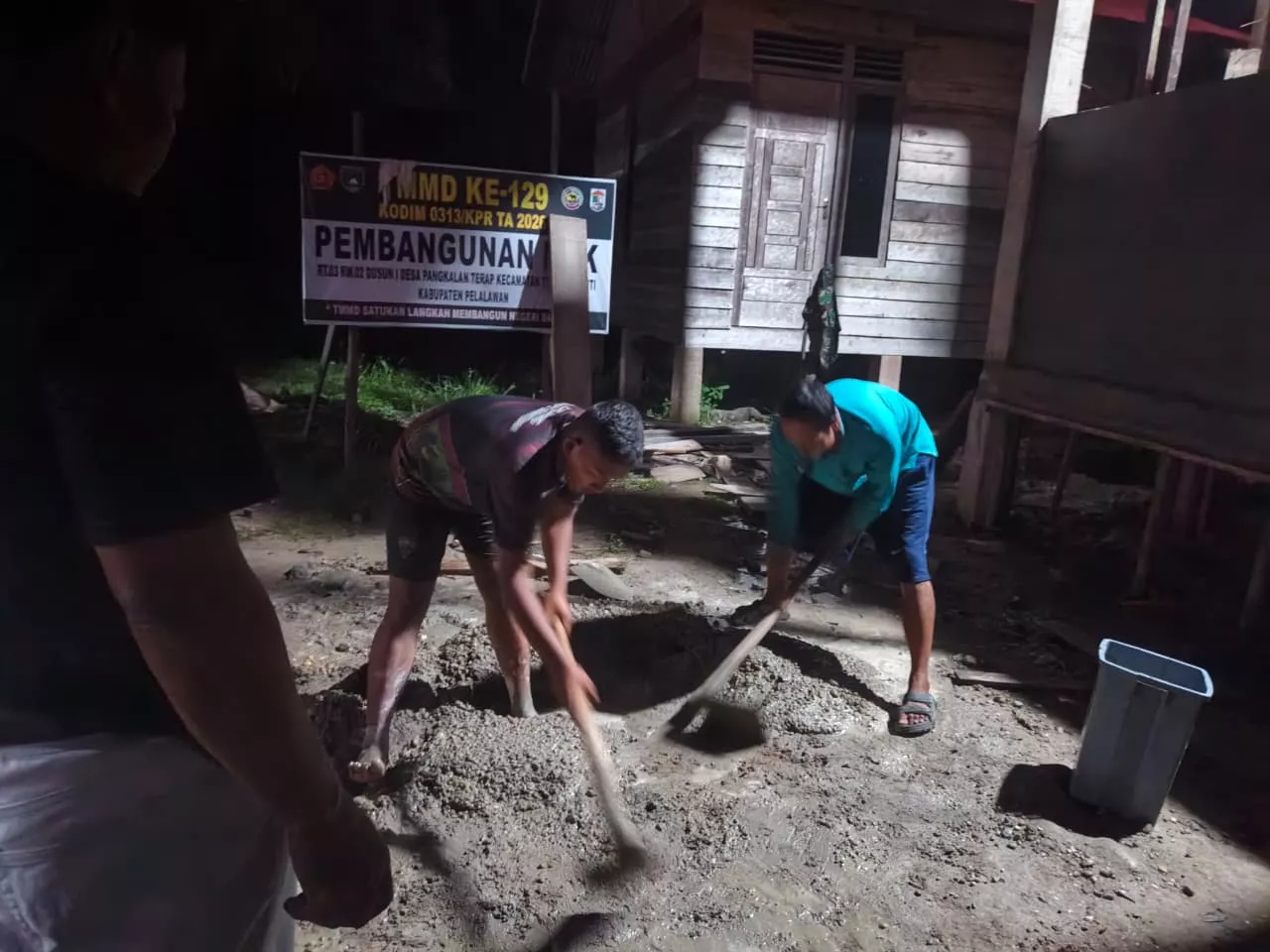 Semangat Gotong Royong Menerobos Malam, Pembangunan MCK Dusun 1 Terus Dipacu