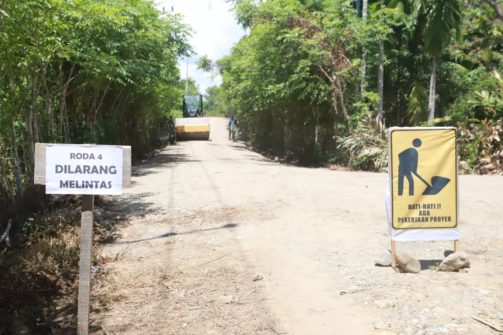 Jaga Keselamatan Petani, Satgas TMMD ke-129 Pasang Portal dan Rambu Imbauan di Lokasi Pengerasan Jalan