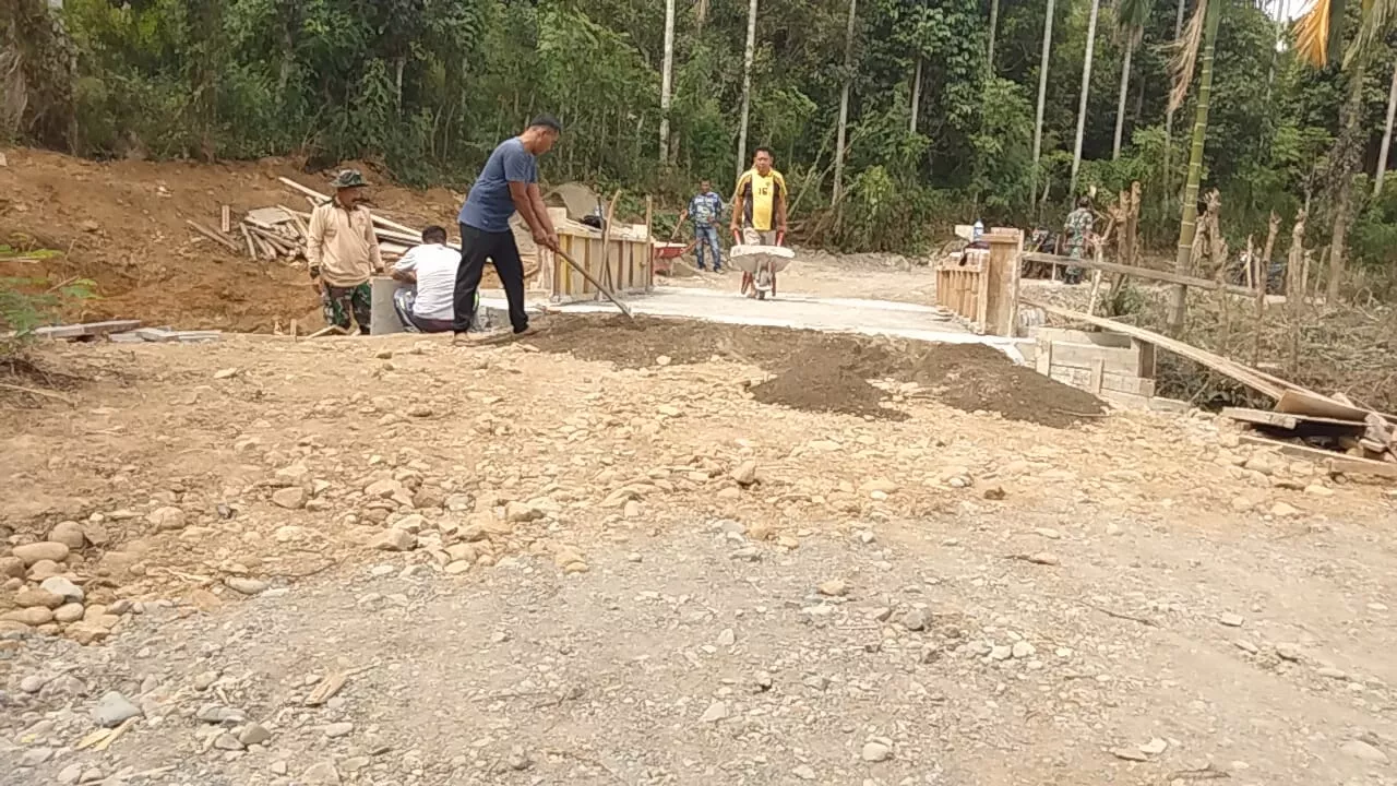 Satgas TMMD ke-129 Kebutan Oprit Jembatan di Lhok Panah