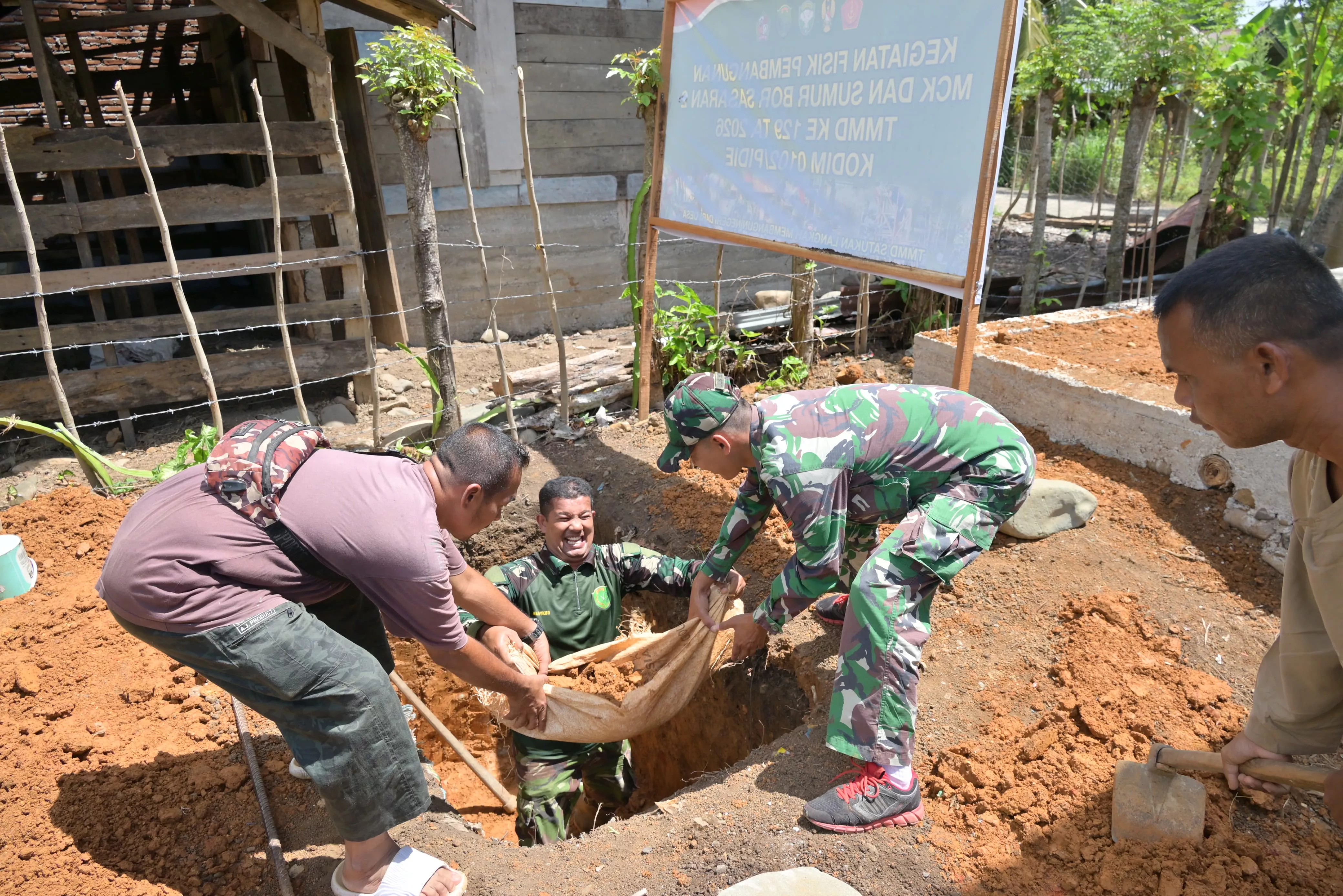 Berjibaku di Galian Septic Tank, Satgas TMMD ke-129 Kodim 0102/Pidie dan Warga Wujudkan Sanitasi Layak untuk Masyarakat