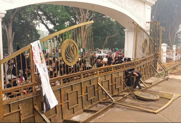 Kabut Asap Makin Pekat, Massa Nyaris Jebol Gerbang DPRD Jambi Desak Al Haris Temui Pendemo