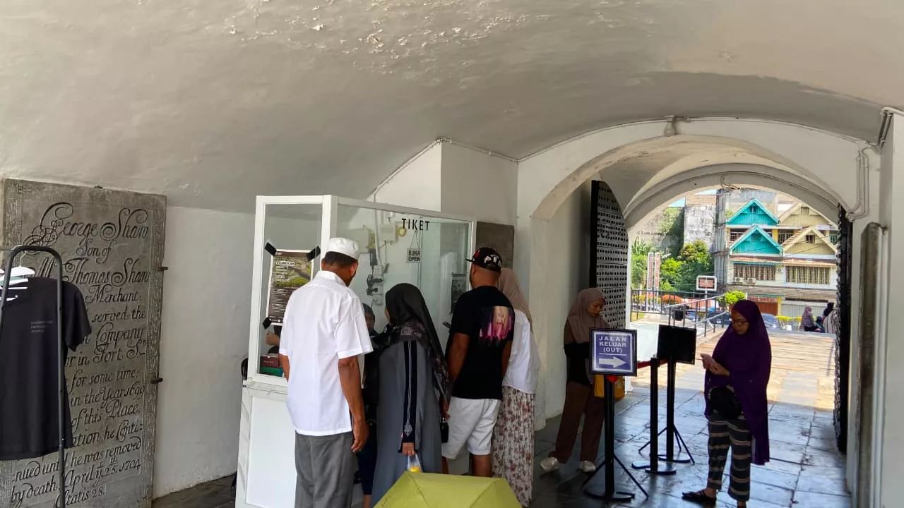 Libur Sekolah, Benteng Marlborough Bengkulu Dipadati Wisatawan Luar Daerah dan Lokal