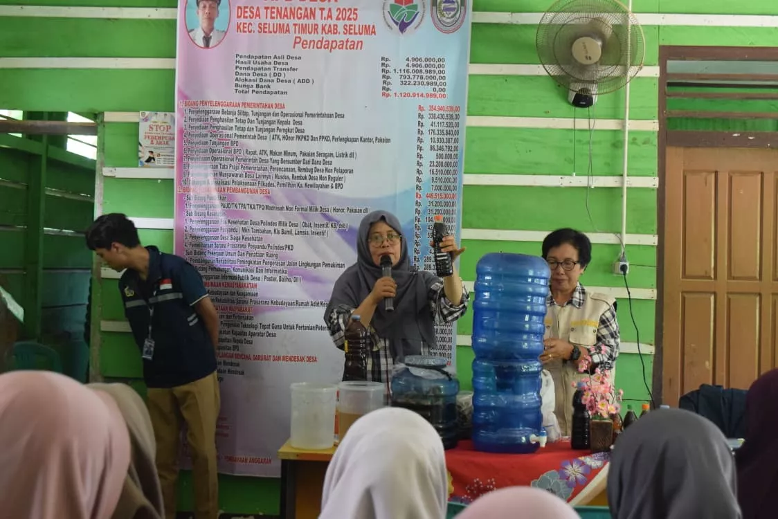 Solusi Limbah Rumah Tangga, Mahasiswa KKN UNIB Latih Warga Tenangan Olah Sampah Organik Jadi Eco-Enzyme