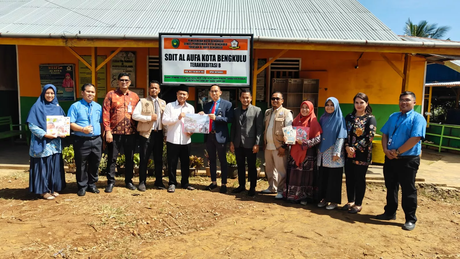 TJSL InJourney Airports, Bandara Fatmawati Soekarno Bengkulu Salurkan Rak dan Buku Bacaan ke Dua SDIT di Bengkulu